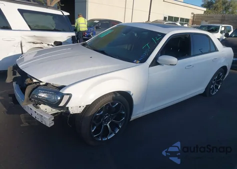 2015 Chrysler 300 S z USA, uszkodzony, nr VIN 2C3CCABG3FH921903